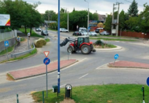 Elszabadult szénabálák az egyik legismertebb dunakeszi körforgalomban