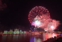 Százezrek várják a Duna-parton a tűzijátékot. Frissítés! Rendben lezajlott