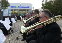 Térzene a lakótelep szívében