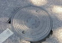 Megsüllyedt egy csatornalap a Rákóczi úton