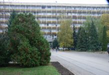 Betakarta, elbúcsúzott gyermekétől, majd berakta az inkubátorba a kicsit