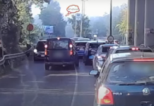 Laptop előtt mosolyog az ember, a kocsiban ülve megüti a guta