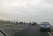 Súlyos baleset a 2-es úton Dunakeszi és Göd között, fejre állt egy autó az új úton