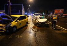 Eltűnt az autó eleje, miután egy taxival ütközött a Váci úton, egy kutya is megsérült