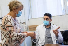 Ismét változtatott a kormány az oltási igazolványon