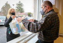 A főnök is beállt portásnak, ezerrel dolgoznak karácsony előtt, hogy segítsenek