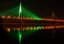 Óriási karácsonyfa született Dunakeszinél a Dunán át