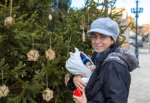 Különleges táblácskák a főtéri karácsonyfán, ha idén született gyermeke, mindenképpen sétáljon el megnézni