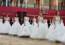 Szeparáltan, zárt kapuk mögött rendezték a szalagavatót