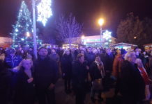 Nagy buli volt a téren, amelynek belső köre megtelt