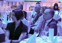 Neontáncosok, csinos hölgyek, diszkrét urak, és persze politikusok a dunakeszi vállalkozók bálján