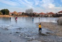 Befagyott a tóvárosi tó, mutatjuk, hogy meddig lehet a jégen csúszkálni