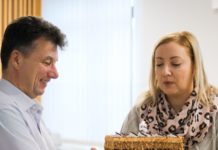 Az irodavezető fújta el a gyertyát az ügyfélszolgálat ünnepi tortáján