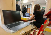 310 nagy értékű laptopot kapott a Radnóti gimnázium, a diákoknak is jut belőle