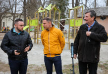 Játszótérelemet adott át Tuzson Bence