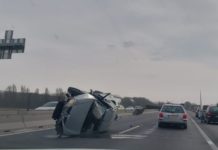 Szalagkorlátnak ment egy autó az M2-esen Budapest felé, hatalmas sor kezd kialakulni