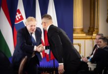 Szijjártó Péter Londonból posztolva említette meg Dunakeszit