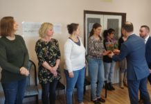 Ma virágot adnak a férfiak a nőknek