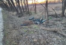 Egy autó roncsai az Alagimajori útnál