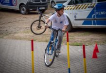 Közlekedési verseny Dunakeszin, a rendőr alezredes az országos döntőbe jutottakkal fotózkodott