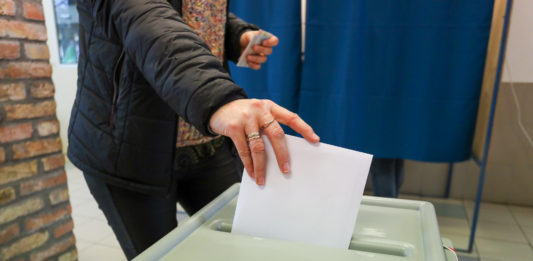 Az MNB-botrány és a Tisza dunakeszi jelöltjének családja között keres összefüggéseket a Térségi Tények