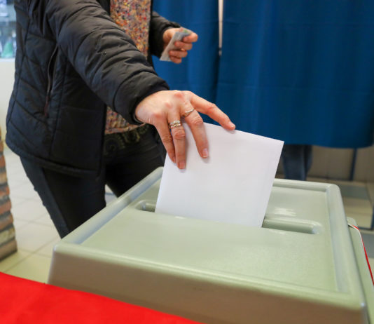 Az MNB-botrány és a Tisza dunakeszi jelöltjének családja között keres összefüggéseket a Térségi Tények