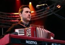 Időjárás ide vagy oda, a Bagossy-koncertre megtelt a szabadtéri sátor a Katonadombon