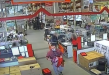 Sniccerrel támadt a dunakeszi dohányboltban a maszkos rabló