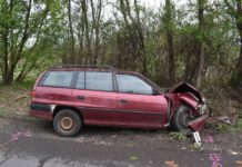 Árokba rohant egy autó az M2-nél, a másik autó vezetőjét keresi a rendőrség