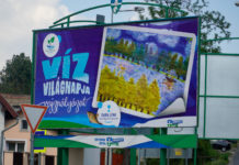 Erre a dunakeszi óriásplakátra mindenki rácsodálkozik
