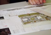 Sárga mellényben mutatta meg az épülő dupla gimnázium falait Tuzson Bence