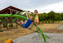 Új játékokkal bővült a Toldi utcai játszótér