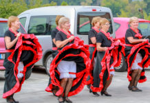 Kánkán, pizzázás és a közös együttlét öröme – ilyen a nyugdíjas klubban egy pizza party