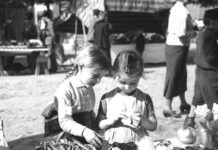 Kézzel hajtott körhinták, egytornyú templom – a régi búcsú