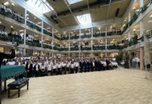 „Legyetek majd büszkék arra, hogy radnótisok voltatok!” – Tuzson Bence köszöntötte a gimnazistákat az évnyitón