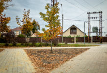 Egy kis járda, egy kis parkoló