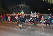 Fáklyás menetben vonultak a pedagógusokért demonstrálók