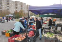 Ragyogó napsütésben várják a piacozni vágyókat
