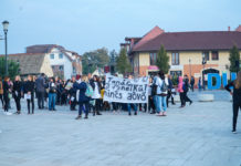 A főtéren tartottak közös tüntetést a tankerület iskolái