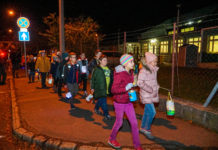 Lámpások lepték el a várost