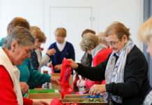 A Mikulás manóinak bőrébe bújtak a nyugdíjas klub tagjai