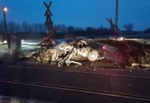 Két vonattal is ütközött egy autó a vasúti átjáróban