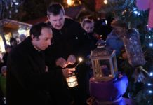 A betlehemi békelángról gyújtották meg a város adventi koszorújának utolsó gyertyáját