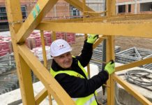 „Az egyik legjobb érzés a világon, hogy a városomért dolgozhatok” – interjú Szekeres Gyula dunakeszi darukezelővel