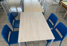 Új székeket tesztelnek a Bárdos iskolában