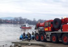 Öngyilkossági szándékkal hajtott a Dunába – a búvárok és a tűzoltók emelték ki a személygépkocsit