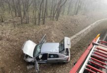 Árokba csapódott egy autó a Hajcsár úton