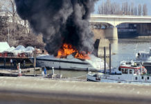 Lángol egy jacht az Árpád híd budai hídfőjénél