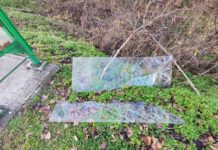 Sorra rongálják a dunakeszi buszmegállókat