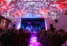 Gájer Bálint-koncerttel és vörös rózsával kedveskedtek a hölgyeknek Dunakeszin